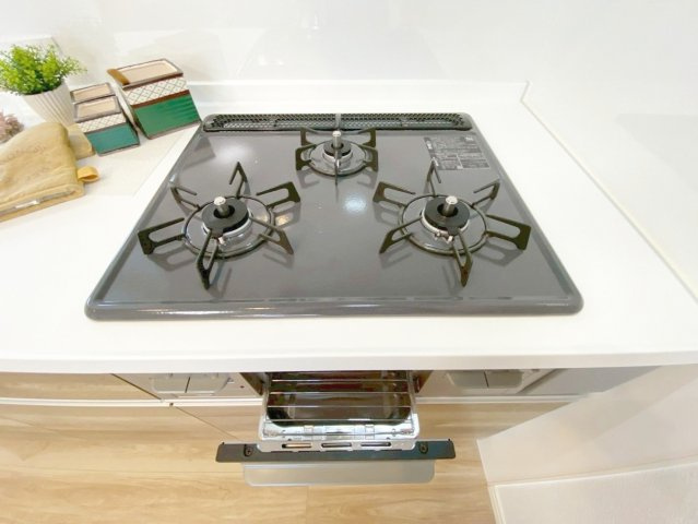 三愛シティライフ箱崎12のキッチン|三ツ口のガスコンロです！グリルもあり、お料理がはかどりますね！