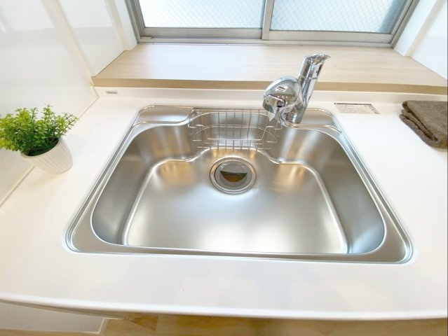 三愛シティライフ箱崎12のキッチン|キッチンは、採光が取れて換気もしやすく、物を置くこともできる出窓付き！