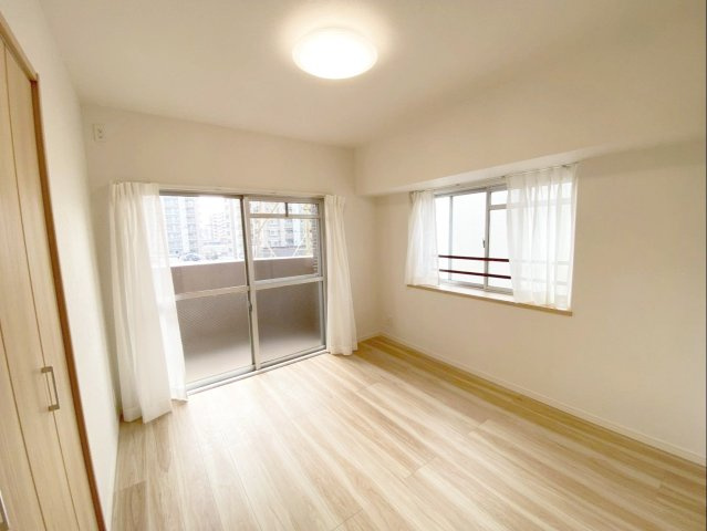 三愛シティライフ箱崎12の洋室|【約5.6帖洋室】二面採光の角部屋で自然光が心地よく差し込む洋室です！