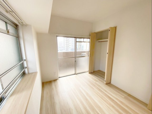 三愛シティライフ箱崎12の洋室|【約5帖洋室】明るく開放的な洋室！全居室収納付きで家族がそれぞれ自分の荷物を収納できますね！