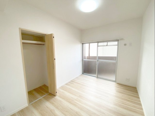 三愛シティライフ箱崎12の洋室|【約5.1帖洋室】全室バルコニー付きで採光・通風共に良好です！