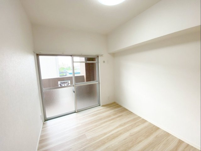 三愛シティライフ箱崎12の洋室|【約4.6帖洋室】シンプルで使い勝手の良い洋室！バルコニー直結で、外への広がりが感じられる開放的な空間です！