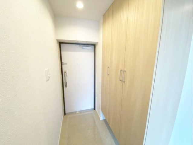 三愛シティライフ箱崎12の玄関|ダブルロック仕様で防犯性アップ！玄関収納は、高さがあり収納力が高いトールタイプです！