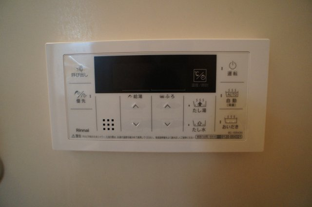 ルミエール若葉の浴室|追い炊き機能パネル付きで、時間を気にせず入浴できます。