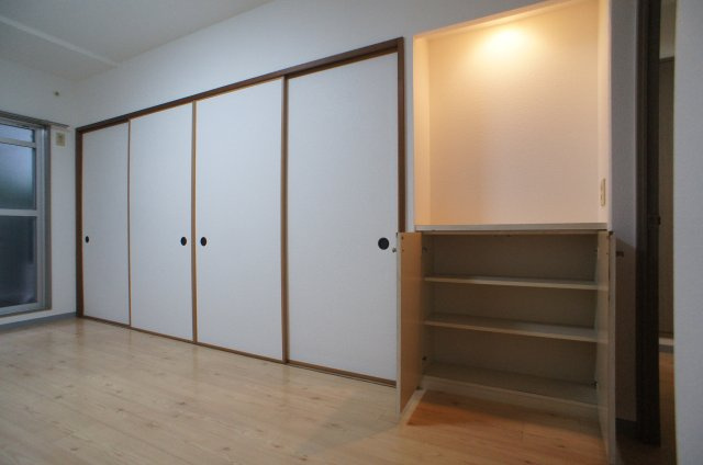 ルミエール若葉の居間・リビング|リビングと和室はやさしく空間を分ける仕切り付き。
暮らしにメリハリが生まれます。