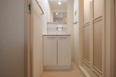 【独立洗面台】 | フォーリアライズ城東ネオス | 朝の支度にも助かる、独立の洗髪洗面化粧台