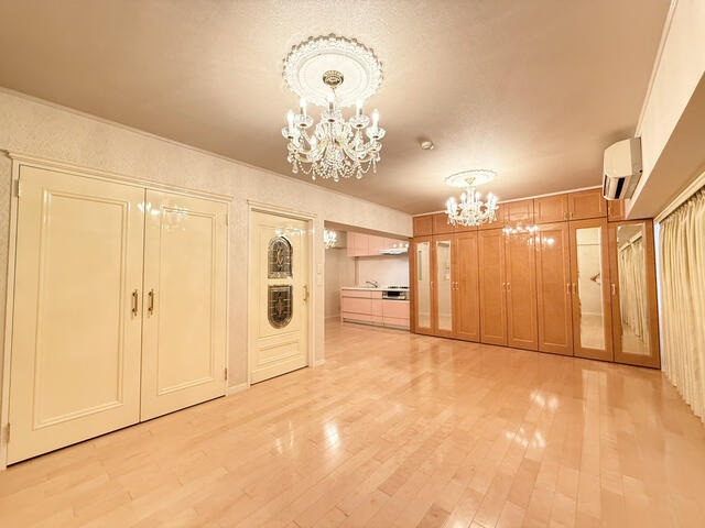 【居間・リビング】 | シャンボール大名D棟 | 未リフォームなので間取りや壁紙、フローリングなどを選んで、使いやすく、自分らしいお部屋を作れます