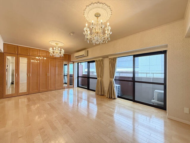 【居間・リビング】 | シャンボール大名D棟 | 窓の多いLDKは明るさたっぷり。食事のときも、くつろぎの時間も楽しい家族の時間をすごせそうです