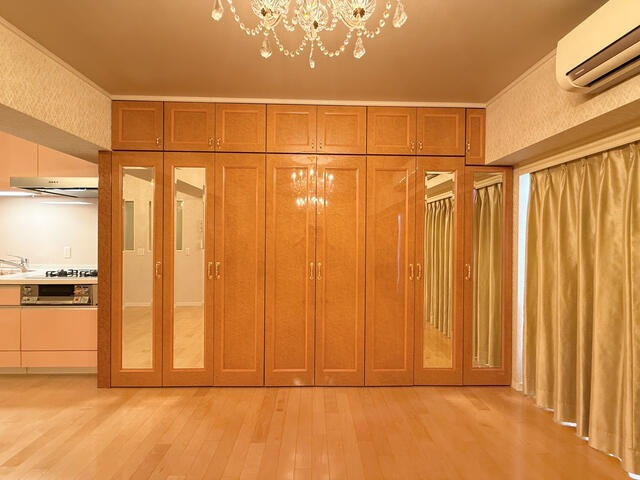 【居間・リビング】 | シャンボール大名D棟 | リビング部分に収納もあり、多用途に使っていただけます