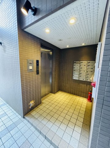 【ロビー】 | アートウィル赤坂 | 共用部分はスッキリと清潔に保たれており、お住まいの方を気持ちよくお迎えします