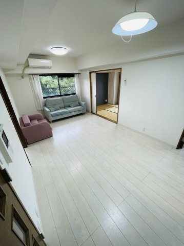 【居間・リビング】 | アートウィル赤坂 | 隣りの和室とつなげると、リビングはさらにゆったり。
ご家族にあわせて使い方自由です