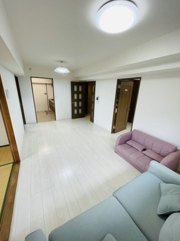 【居間・リビング】 | アートウィル赤坂 | リビングは広く落ち着く空間になっており、お好きなレイアウトを楽しめます