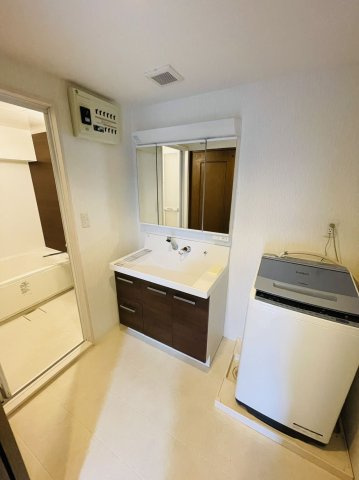 【独立洗面台】 | アートウィル赤坂 | 三面鏡裏収納付で、散らかりがちな洗面回りもすっきりと片付きます