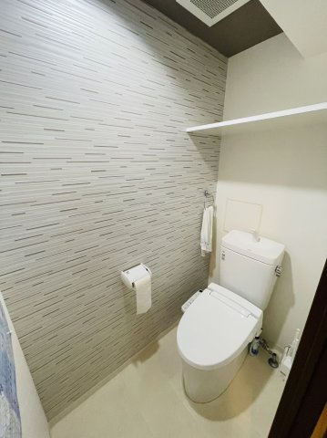 【トイレ】 | アートウィル赤坂 | 冬は便座も温水も温かく快適なシャワー付トイレ。上部には収納を設置◎