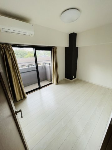 【洋室】 | アートウィル赤坂 | バルコニーに面した明るい洋室で換気や採光ばっちりです