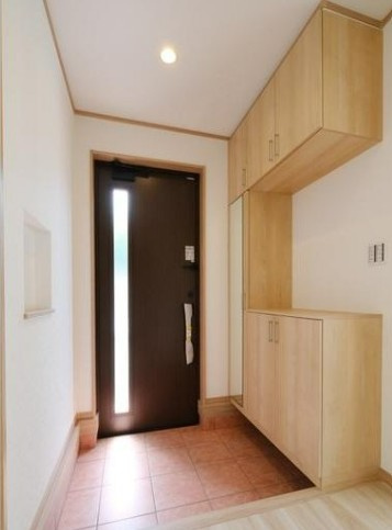 【新築】坂戸市溝端町新築住宅 全1棟の玄関|毎日通る明るい玄関ホールです！