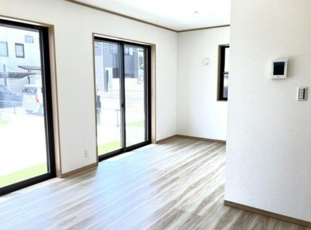 【新築】坂戸市溝端町新築住宅 全1棟の居間・リビング|15帖の明るいLDKです！