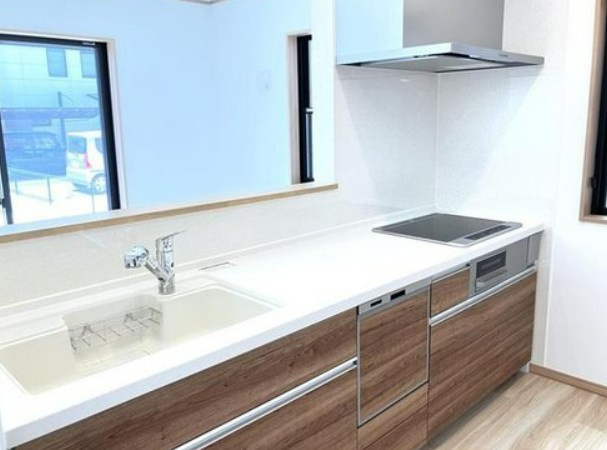 【新築】坂戸市溝端町新築住宅 全1棟のキッチン|対面式のシステムキッチンでお料理をしながらリビングを見渡せます☆