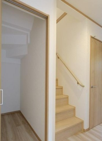 【新築】坂戸市溝端町新築住宅 全1棟の内装|手すり付き階段！