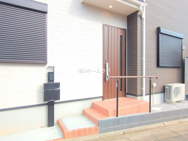 【新築】坂戸市溝端町新築住宅 全1棟の玄関|綺麗な玄関アプローチです☆