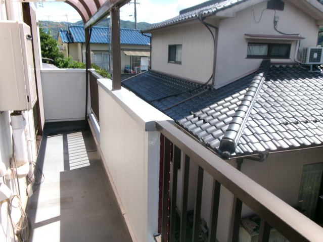 木村アパートのバルコニー|暖かな日差しのふりそそぐバルコニー