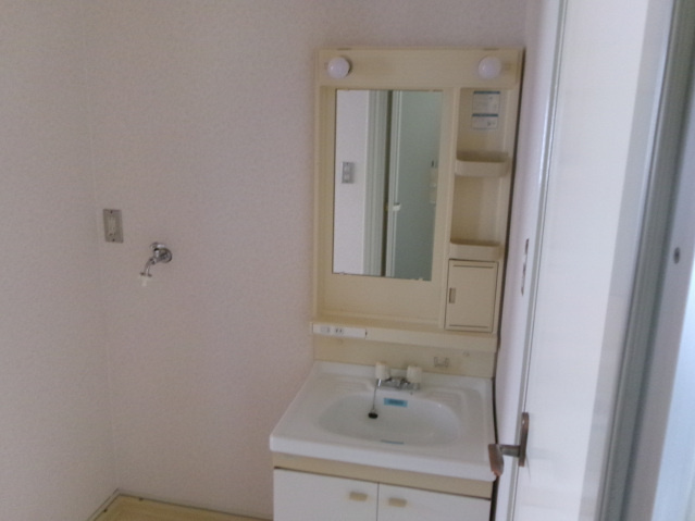 木村アパートの洗面所|ゆったりとスペースのある洗面所