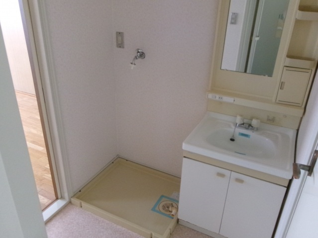 木村アパートの洗面所|ゆったりとスペースのある洗面所