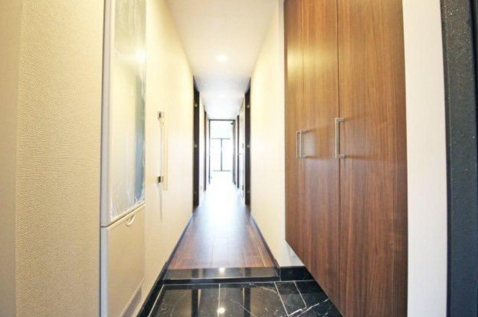 プレサンスレジェンド六地蔵の玄関