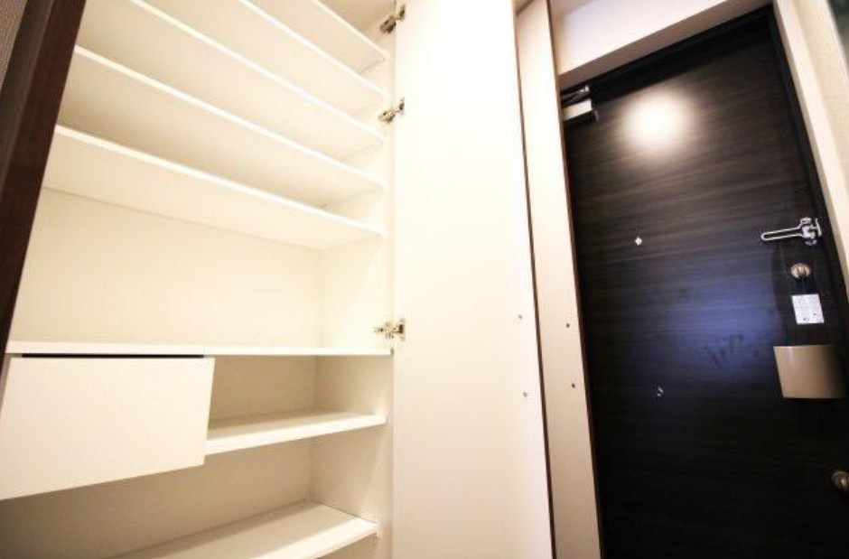 プレサンスレジェンド六地蔵の玄関