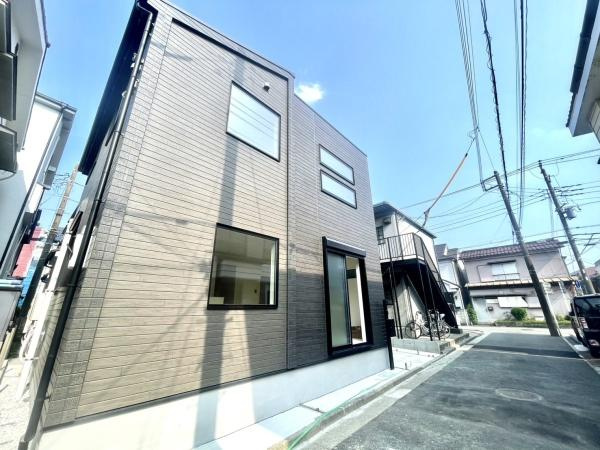 横浜市中区本牧原の新築一戸建の前面道路含む現地写真|車通りが少ない為、小さなお子様にも安心です。
是非一度、現地へ起こしください。

