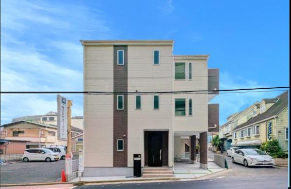 横浜市鶴見区東寺尾４丁目の新築一戸建の外観|堂々と完成しました！いつでもご案内可能です！
お車でご自宅まで送迎承ります。