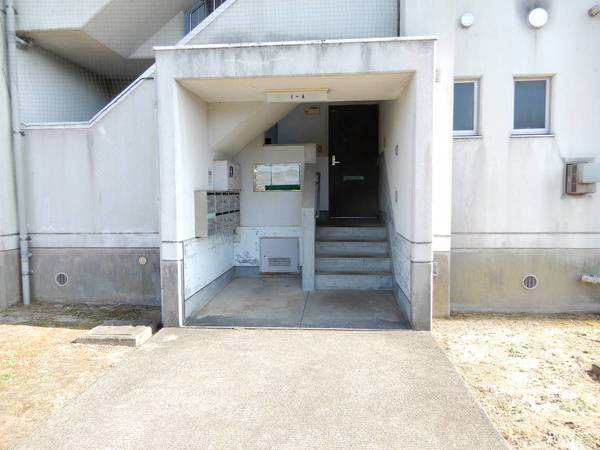 ビレッジハウス直方東1号棟のエントランス