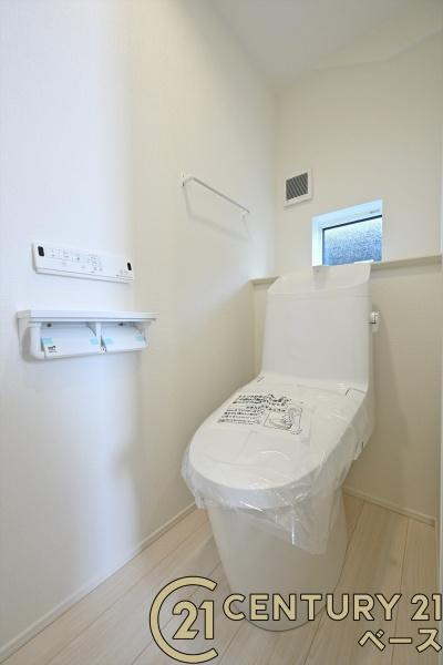 リナージュ鴨口町 ２号棟 ／新築一戸建のトイレ|■現地撮影写真■１・２階ともに清潔感ある綺麗なお手洗を完備！