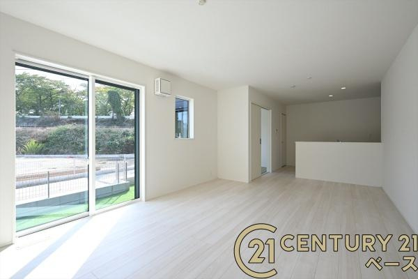 リナージュ鴨口町 ２号棟 ／新築一戸建の居間・リビング|■現地撮影写真■家計と環境に優しい！一部窓には断熱性・保温性に優れたペアガラスを使用しています！