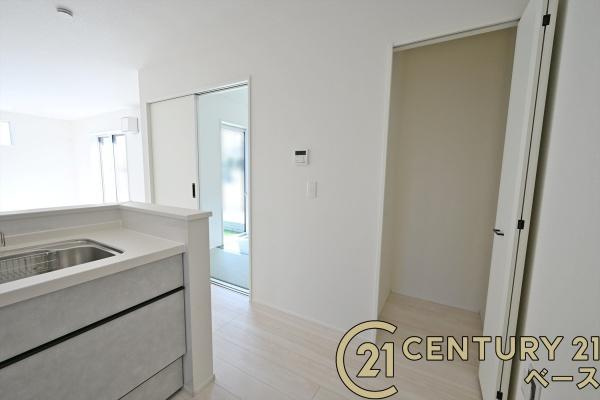 リナージュ鴨口町 ２号棟 ／新築一戸建の収納|■現地撮影写真■キッチン横のパントリー収納完備！