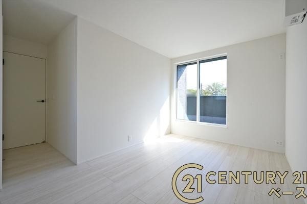 リナージュ鴨口町 ２号棟 ／新築一戸建の洋室|■現地撮影写真■バルコニーに面した開放感のあるお部屋です！