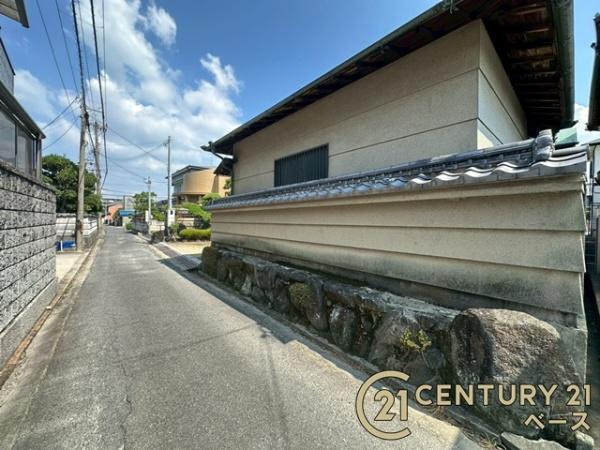 大和高田市礒野町　一戸建の前面道路含む現地写真