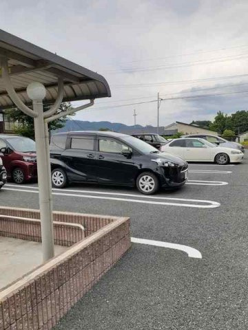 レーヴⅡの駐車場