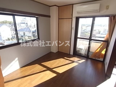 【寝室】 | 保ビル | 開放的な寝室です