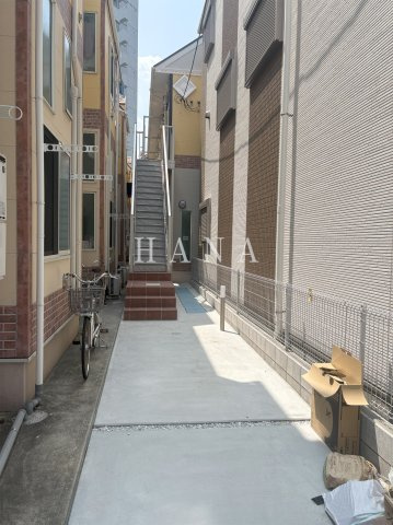 川崎市川崎区浜町３丁目のアパートのエントランス