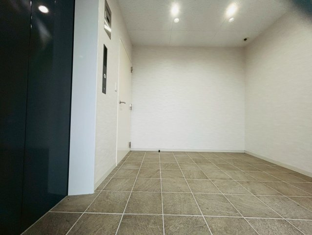 シャインスリービルの玄関