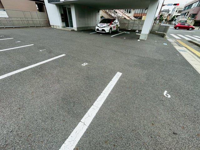シャインスリービルの駐車場