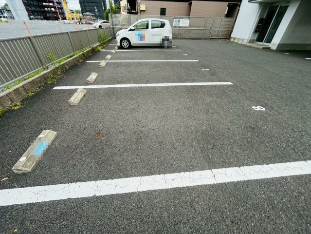 シャインスリービルの駐車場