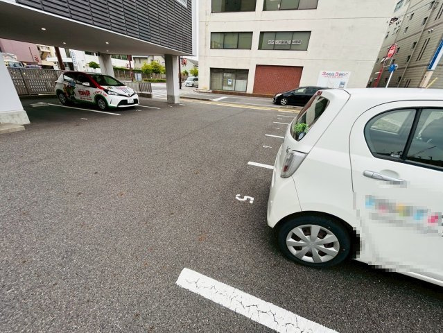 シャインスリービルの駐車場
