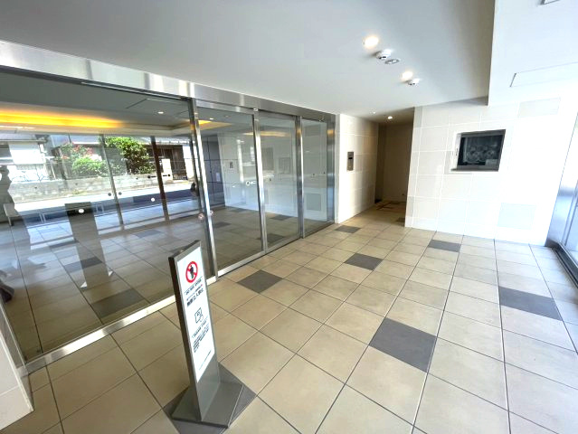 アンビシャス西川口のエントランス|オートロックと防犯カメラが設置されているので、防犯面も安心です。