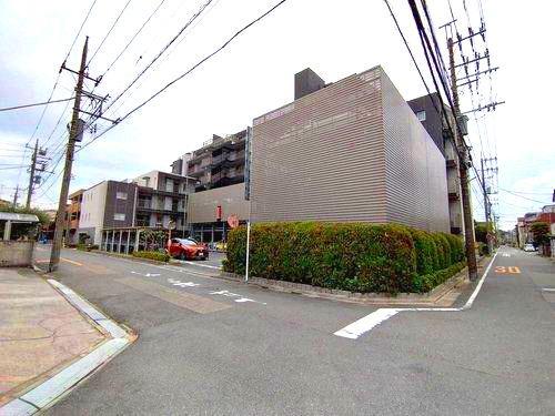 アンビシャス西川口の外観|二面道路に面したゆとりのある敷地です。閑静な住宅街にあります。
車通りが少ないため、自家用車の出入りも安心です。