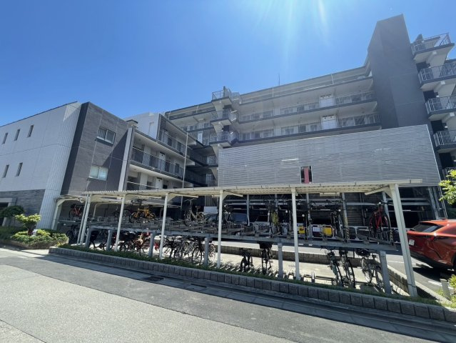 アンビシャス西川口の外観|閑静な住宅街に佇むマンションです。夜間はとても静かです。
