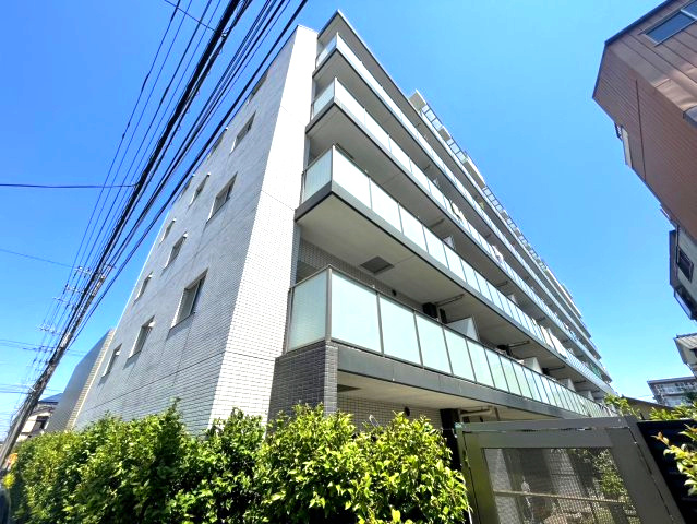 アンビシャス西川口の外観|現地（2025年4月）撮影。バルコニーの手すりはすべてガラス張りなので、明るく開放的な印象です。
