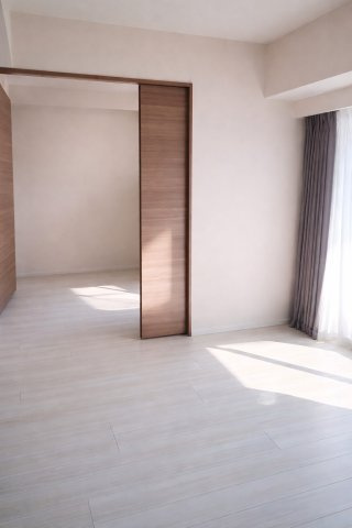 アンビシャス西川口の洋室|LD隣接の洋室4.5帖。ライフスタイルに合わせて自由に活用。
リビングダイニングに接した洋室4.5帖は、扉を開放すればLDと一体感のある広々とした空間になります。※AI加工により、空室に近い状態。