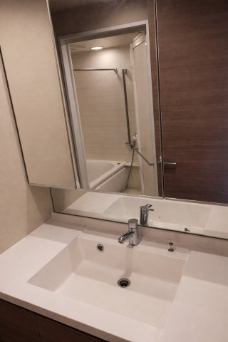 アンビシャス西川口のロビー|木目調の壁と白を基調とした空間が美しく調和した、落ち着きあるロビー。
自然光がやさしく差し込む開放的な雰囲気と、上品で洗練されたインテリアが、心地よく迎えてくれます。